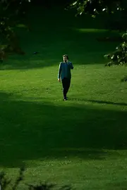 Férfi telefonál a Burggartenben